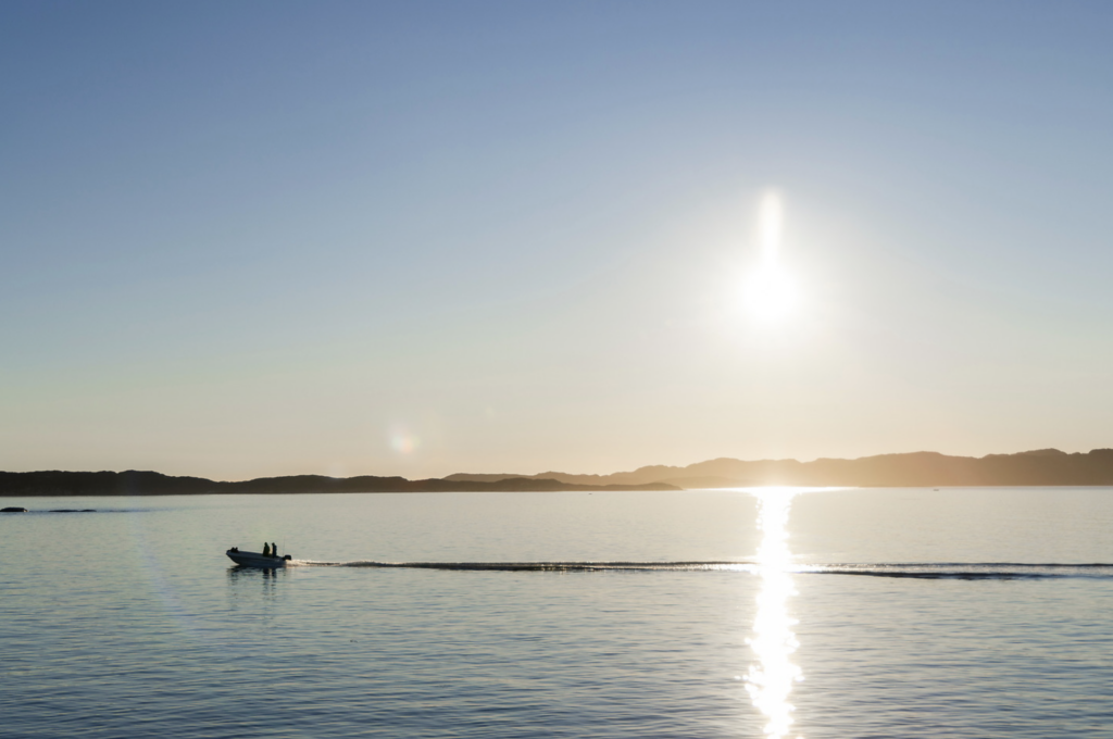 Sommer i Sisimiut: Kajak, lystfiskeri og fjelde sisimiut midnatssol